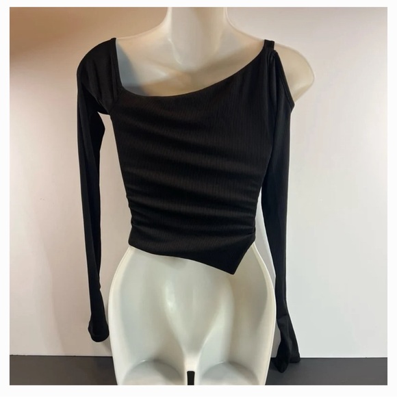 Princess Polly off the shoulder top - Picture 3 of 3